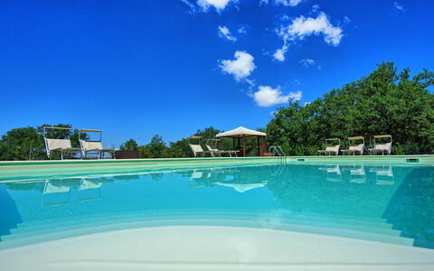 San Donato: Piscina, Proprietà, Ricorrere, Cielo, Vacanza, Immobiliare, Acqua, Estate, Casa, Tempo Libero