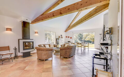 Cassou: Cornice, Legna, Interior Design, Sala, Illuminazione, Divano, Sedia, Soggiorno, Pavimento, Pavimentazione