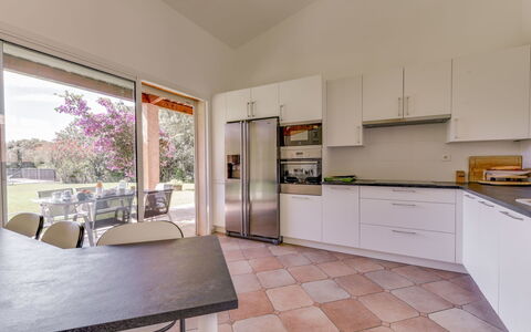 Cassou: Cabinetry, Controsoffitto, Mobilia, Costruzione, Elettrodomestico Da Cucina, Cucina Stufa, Legna, Cucina, Pianta, Interior Design