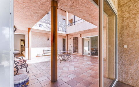 Cassou: Proprietà, Finestra, Interior Design, Legna, Divano, Costruzione, Pavimento, Pavimentazione