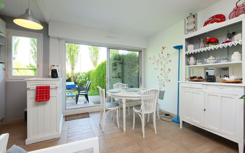 Le Garden: Tavolo, Finestra, Cabinetry, Cucina, Interior Design, Costruzione, Pavimento, Pianta Della Casa, Legna, Sedia