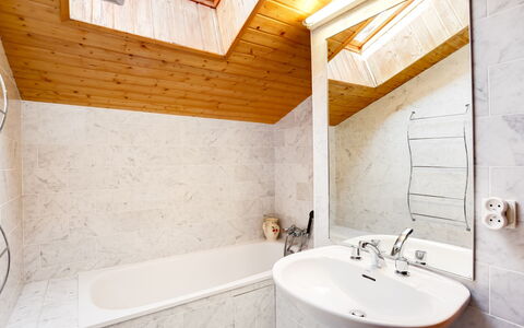 Saint Gervais 425: Rubinetto, Idraulico Fixture, Proprietà, Lavello, Vasca Da Bagno, Specchio, Bagno, Lavandino Del Bagno, Legna, Interior Design
