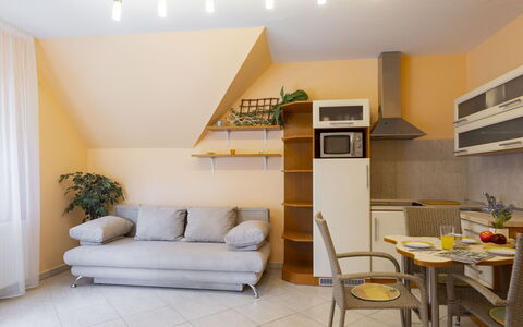 Catalpa: Mobilia, Interior Design, Pavimentazione, Pavimento, Legna, Soffitto, Camera, Illuminazione, Soggiorno, Divano
