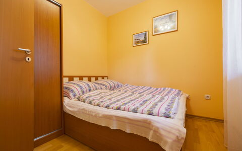 Catalpa: Giallo, Camera Da Letto, Letto, Pavimento, Lenzuolo, Bedding, Interior Design, Camera, Biancheria, Telaio Del Letto