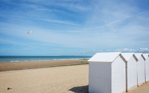 Villers sur Mer 201: Tavolo, Proprietà, Cabinetry, Costruzione, Dishware, Legna, Controsoffitto, Interior Design, Tavola, Elettrodomestico Da Cucina