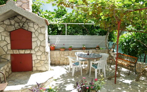 Tija: Backyard, Proprietà, Terrazza, Cortile, Casa, Costruzione, Cortile, Camera, Giardino, Interior Design