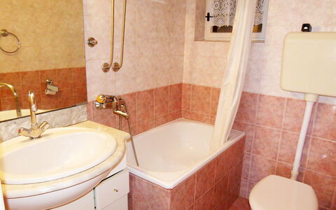 Tija: Bagno, Proprietà, Camera, Piastrella, Parete, Idraulico Fixture, Pavimento, Interior Design, Vasca Da Bagno, Gabinetto