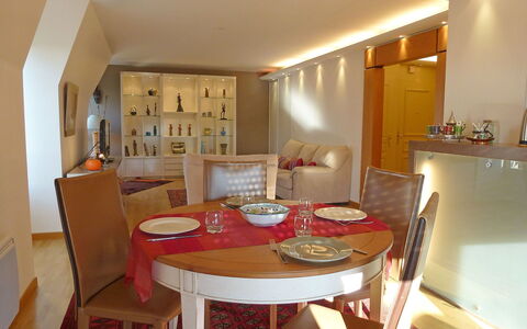 Elisa: Tavolo, Mobilia, Proprietà, Sedia, Legna, Interior Design, Cucina & Sala Da Pranzo Tavolo, Costruzione, Pavimento, Pavimentazione