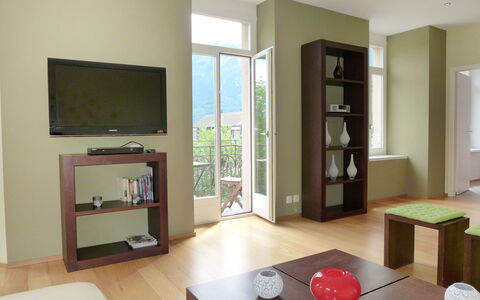 Interlaken 400: Tavolo, Proprietà, Mobilia, Divano, Elettrodomestico, Legna, Interior Design, Casa, Soggiorno, Pavimento