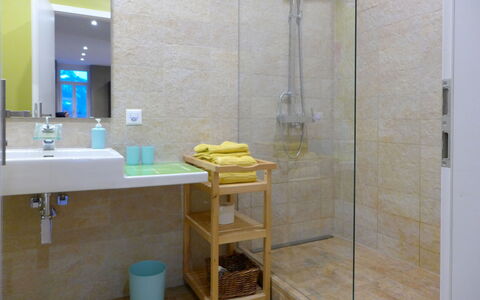 Interlaken 400: Specchio, Proprietà, Rubinetto, Lavello, Idraulico Fixture, Costruzione, Bagno, Interior Design, Legna
