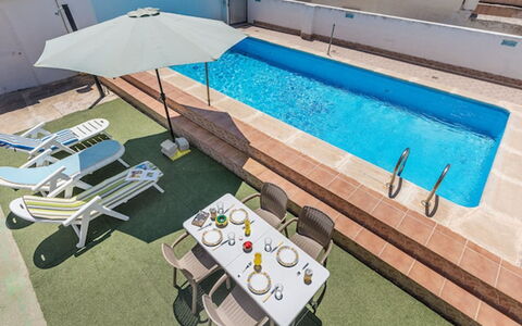 Rural Cacin: Acqua, Tavolo, Costruzione, Piscina, Mobili Da Esterno, Interior Design, Casa, Pianta, Legna, Urban Design