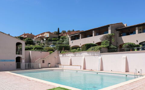 Sainte Maxime 214: Piscina, Zona Residenziale, Insediamento Umano, Hacienda, Estate, Villa, Ricorrere, Hotel, Landscaping, Cortile