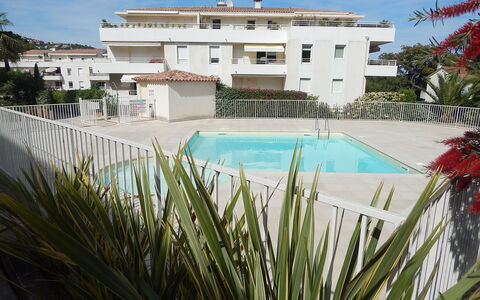 Cavalaire 350: Acqua, Pianta, Cielo, Costruzione, Proprietà, Finestra, Azzurro, Piscina, Albero, Nube