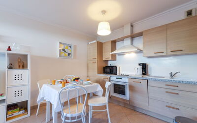 Cap Marine 350.2: Controsoffitto, Cabinetry, Mobilia, Tavolo, Lavandino Della Cucina, Elettrodomestico Da Cucina, Cucina, Costruzione, Legna, Sedia