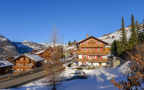 Grächen 360: Cielo, Costruzione, Montagna, Proprietà, Neve, Finestra, Casa, Albero, Pendenza, Architettura