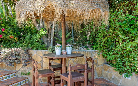 Petite Fleur: Tavolo Esterno, Mobilia, Tavolo, Botanica, Graminacee, Albero, Mobili Da Esterno, Thatching, Pianta, Casa