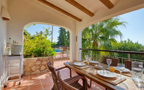 Petite Fleur: Proprietà, Costruzione, Immobiliare, Camera, Casa, Estate, Tavolo, Villa, Interior Design, Portico