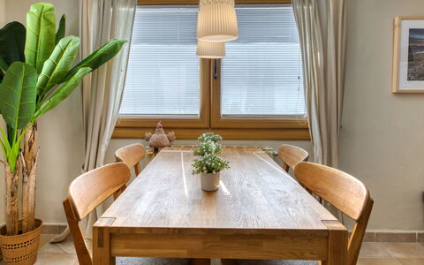 Petite Fleur: Camera, Mobilia, Proprietà, Interior Design, Sala Da Pranzo, Tavolo, Tavolino Da Caffè, Tenda, Pavimento, Legna