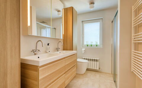 Petite Fleur: Specchio, Rubinetto, Mobiletto Del Bagno, Lavello, Idraulico Fixture, Proprietà, Mobilia, Lavandino Del Bagno, Cabinetry, Bagno