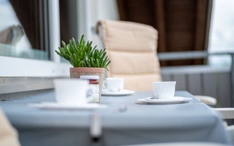 Hochfirst: Proprietà, Mobilia, Tavolo, Dishware, Finestra, Pianta, Tavola, Bicchieri, Tazza, Comfort