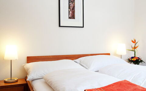 Leukerbad 190: Letto, Camera Da Letto, Mobilia, Camera, Proprietà, Lenzuolo, Telaio Del Letto, Arancia, Bedding, Interior Design