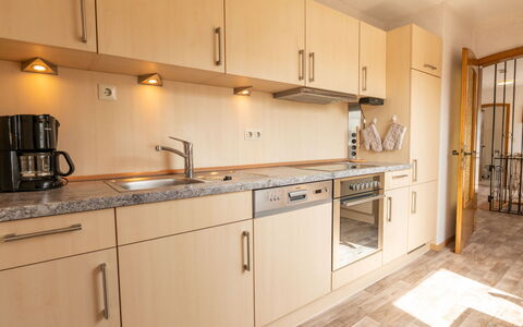 Wichtelmännchen: Cabinetry, Lavandino Della Cucina, Lavello, Controsoffitto, Rubinetto, Idraulico Fixture, Cucina, Legna, Elettrodomestico Da Cucina, Illuminazione