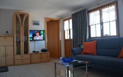 Wohnung 2 400.2: Camera, Soggiorno, Mobilia, Proprietà, Interior Design, Tavolino Da Caffè, Costruzione, Casa, Tavolo, Pavimento