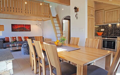 Leukerbad 450: Camera, Proprietà, Sala Da Pranzo, Mobilia, Costruzione, Tavolo, Interior Design, Casa, Pavimento, Soffitto