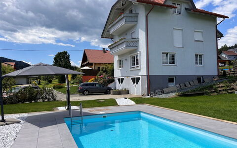 Feldkirchen in Kärnten 100: Nube, Acqua, Pianta, Costruzione, Cielo, Proprietà, Finestra, Piscina, Blu, Azzurro