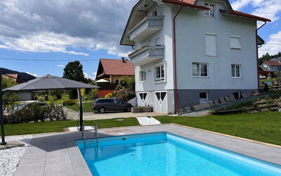 Feldkirchen in Kärnten 100: Nube, Acqua, Pianta, Costruzione, Cielo, Proprietà, Finestra, Piscina, Blu, Azzurro
