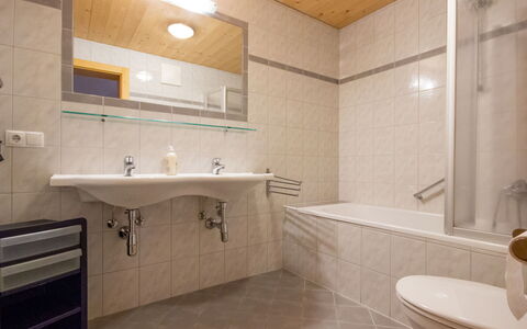 Längenfeld 165: Pavimentazione, Idraulico Fixture, Bagno, Interior Design, Pavimento, Lavello, Lavandino Del Bagno, Legna, Rubinetto, Soffitto