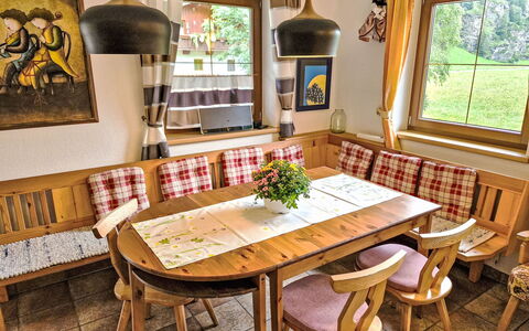 Längenfeld 165: Mobilia, Interior Design, Legna, Tavolo, Cucina & Sala Da Pranzo Tavolo, Sedia, Pavimentazione, Sala Da Pranzo, Camera, Color Legno