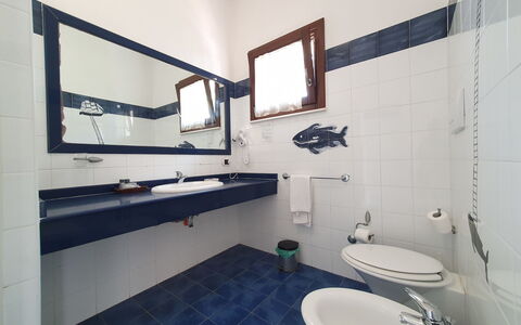 Siracusa 360: Pavimentazione, Pavimento, Interior Design, Idraulico Fixture, Soffitto, Lavandino Del Bagno, Illuminazione, Bagno, Rubinetto, Idraulico