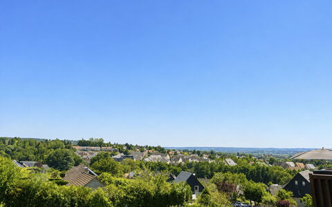 Deauville-Trouville 175: Cielo, Blu, Giorno, Zona Residenziale, Vegetazione, Orizzonte, Tetto, Casa, Insediamento Umano, Sobborgo