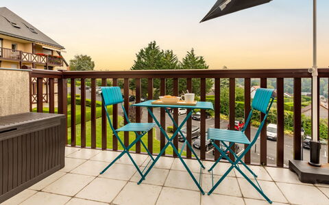 Le Domaine du Vert Coteau: Acqua, Cielo, Piscina, Pianta, Azzurro, Blu, Albero, Mobili Da Esterno, Costruzione, Shade