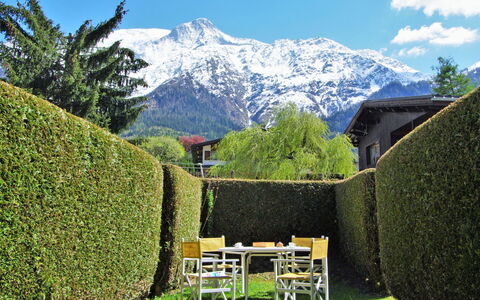 Les Chamois: Paesaggio Naturale, Montagna, Geografia Montane, Proprietà, Erba, Cielo, Albero, Hill Station, Natura Selvaggia, Catena Montuosa
