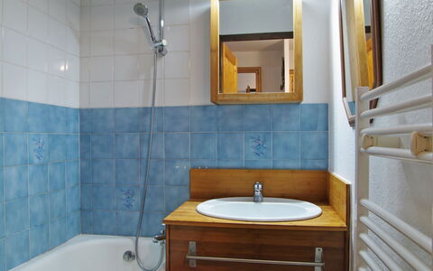 Les Chamois: Bagno, Camera, Proprietà, Lavandino Del Bagno, Mobiletto Del Bagno, Piastrella, Rubinetto, Lavello, Bagno Accessorio, Idraulico Fixture