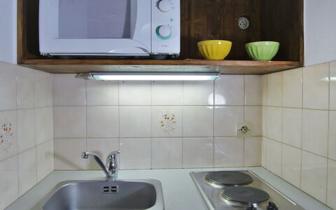 Les Chamois: Proprietà, Piastrella, Lavello, Camera, Controsoffitto, Lavandino Del Bagno, Parete, Rubinetto, Mobilia, Cabinetry