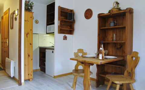 Les Chamois: Camera, Mobilia, Tavolo, Proprietà, Interior Design, Legna, Sala Da Pranzo, Casa, Pavimento, Latifoglie