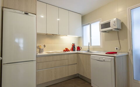 Chamartin-Ciudad Ramos Carrion: Cabinetry, Costruzione, Controsoffitto, Lavandino Della Cucina, Lavello, Cucina, Elettrodomestico Da Cucina, Pavimentazione, Pavimento