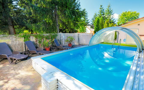 Chill: Acqua, Pianta, Piscina, Cielo, Albero, Costruzione, Shade, Mobili Da Esterno, Sedia, Erba