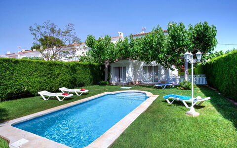 Montalt Vi: Pianta, Acqua, Cielo, Proprietà, Verde, Piscina, Costruzione, Azzurro, Albero, Shade