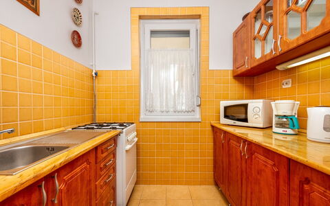 Grand Jardin: Cabinetry, Controsoffitto, Proprietà, Lavandino Della Cucina, Lavello, Cucina, Legna, Arancia, Illuminazione, Interior Design
