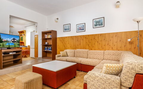 Grand Jardin: Mobilia, Cornice, Cabinetry, Interior Design, Illuminazione, Mensola, Soggiorno, Legna, Comfort, Pavimentazione