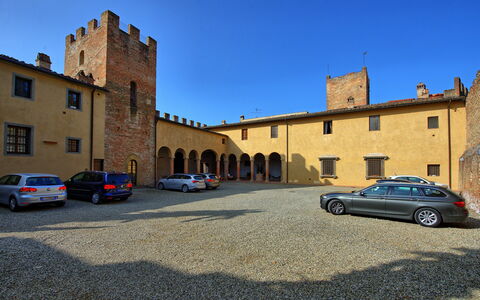 Certaldo: Cittadina, Blu, Proprietà, Costruzione, Veicolo, Auto, Veicolo Di Lusso, Parete, Architettura, Insediamento Umano