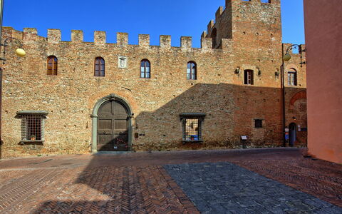 Certaldo: Fortificazione, Architettura Medievale, Parete, Costruzione, Punto Di Riferimento, Castello, Architettura, Cielo, Sito Storico, Storia