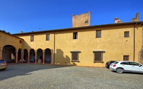 Certaldo: Proprietà, Costruzione, Cittadina, Architettura, Casa, Cielo, Veicolo, Parete, Auto, Facciata