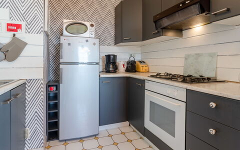 Le Normandie Home: Cabinetry, Proprietà, Mobilia, Controsoffitto, Costruzione, Elettrodomestico Da Cucina, Cucina Stufa, Cucina, Interior Design, Elettrodomestico