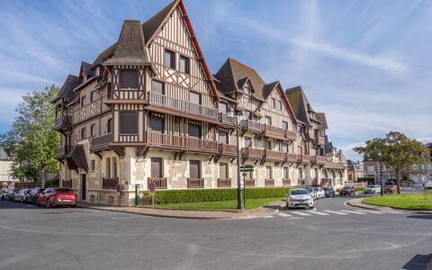 Le Normandie Home: Nube, Cielo, Pianta, Costruzione, Auto, Albero, Finestra, Urban Design, Condominio, Casa