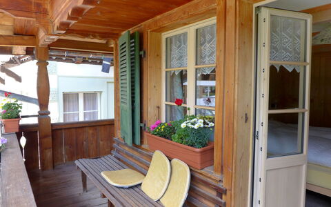Grosshorn: Mobilia, Proprietà, Pianta, Finestra, Pianta Della Casa, Legna, Vaso Di Fiori, Interior Design, Architettura, Tavolo